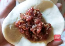 Illustration of how to make beef patties 7