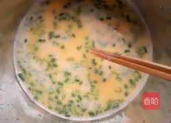 Illustration of how to make green onion and egg pancakes 4