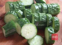 Illustration of how to make pineapple and cucumber juice 5