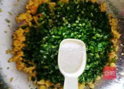 Illustration of how to make leek and egg dumplings 9