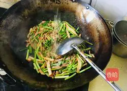 Illustration of how to stir-fry shredded pork with garlic moss and dried beans 7