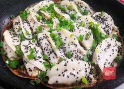 Illustration of how to make green and white radish and meat-filled potsticker dumplings 20