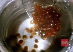 Illustration of how to make pearl milk tea 11