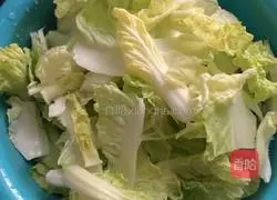 Illustration of how to make hand-shredded cabbage 1