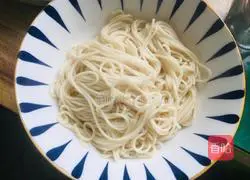 Illustration of how to make beef noodles in clear soup 3