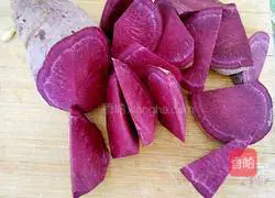 Illustration of how to make purple sweet potato and milk-flavored floret steamed buns 1