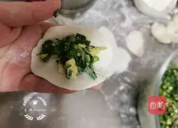 Illustration of how to make fried leek and egg vermicelli buns 7