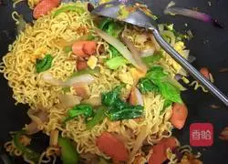 Illustration of how to make instant noodles with ham and eggs 7