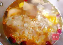 Illustration of how to make lily barley, white fungus and chicken soup 10