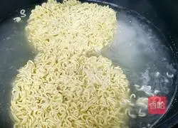 Illustration of a new way to stir-fry instant noodles 2