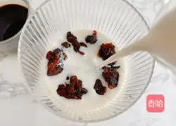 Illustration of how to make longan milk coffee 3