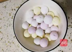 Illustration of how to make sweet corn and glutinous rice balls 2