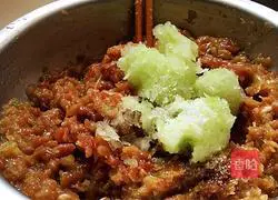 Illustration of how to make winter melon and pork stuffed dumplings to remove moisture in summer 5