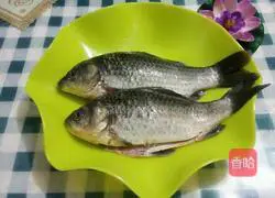 Illustration of how to make braised crucian carp soup 1