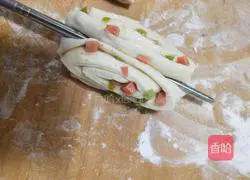 Illustration of how to make green onion and ham rolls 10