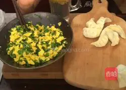 Illustration of how to make fried egg and leek dumplings 3