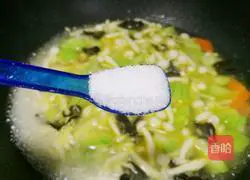 Illustration of how to make luffa and fungus soup 10