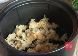 Illustration of how to make wolfberry rock sugar and white fungus soup 2