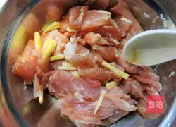 Illustration of how to make wolfberry leaf lean meat soup 2