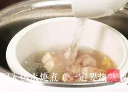 Illustration of how to make fish maw health-preserving chicken soup 5