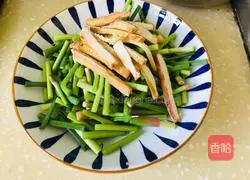 Illustration of how to stir-fry shredded pork with dried beans and garlic moss 1