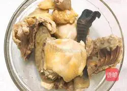 Sichuan - Illustration of how to stew native chicken with walnut flowers 4