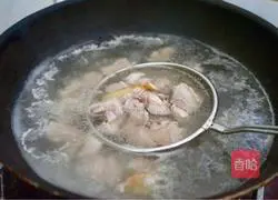 Illustration of how to make tea tree mushroom pork ribs soup 3