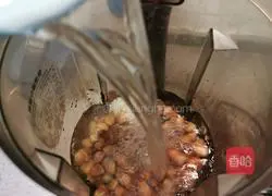 Illustration of how to make peanut rice milk 7