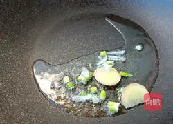 Illustration of how to make glutinous rice vermicelli radish soup 7