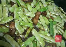 Illustration of how to make braised noodles with pork belly and beans 6