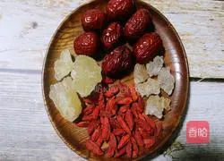 Illustration of how to stew snow swallow with red dates and wolfberry 3