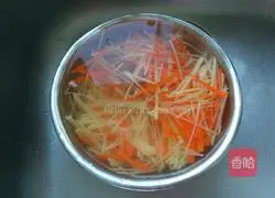 Illustration of how to make carrot and potato shredded pocket cake 10