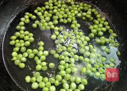 Illustration of how to make fried peas and shrimps 2