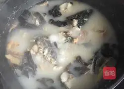 Illustration of how to make black fish soup 8