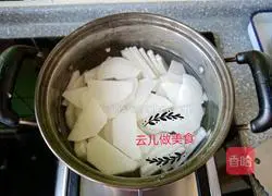 Illustration of how to make healthy snapper meatball soup in autumn 2