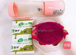 Illustration of how to make dragon fruit milkshake 1