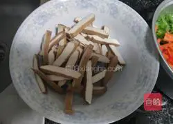 Illustration of how to make green pepper and shredded pork noodles 1