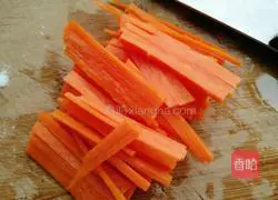 Carrot Illustration of how to make egg rolls 3
