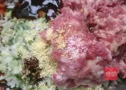 Illustration of how to make pork and three fresh dumplings 6