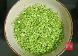 Illustration of how to make pea, ham and egg cake 2