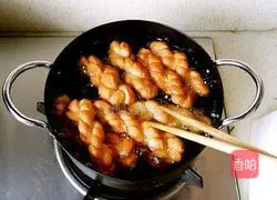 Soft Illustration of how to make small twists 10