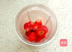 How to make strawberry milkshake Illustration 3