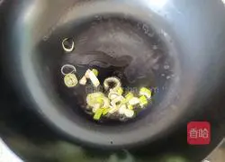 Illustration of how to make braised noodles with olive oil and beans 6