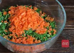 Illustration of how to make leek and egg crystal dumplings 5