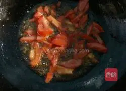 Illustration of how to make hot tomato and egg noodle soup 1