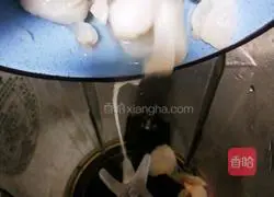 Illustration of how to make lychee milkshake 3