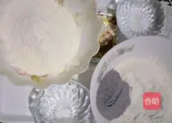 Illustration of how to make two-color annual ring steamed bun rolls 1