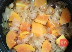 Illustration of how to make papaya, tremella and sugar water 4