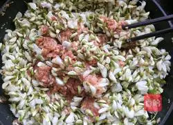 Illustration of how to make dumplings stuffed with sophora flower stuffing 7