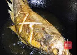 Illustration of how to make yellow croaker soup with pickled mustard and dried bamboo shoots 4